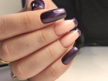 Arkaplanda güzel bir manikür, şık bir dokuda.