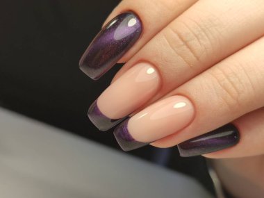 Arkaplanda güzel bir manikür, şık bir dokuda.