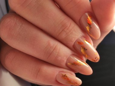 Uzun, güzel tırnaklara manikür tasarımı.