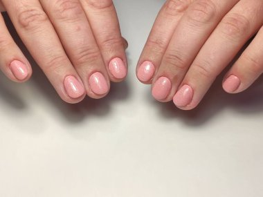 Uzun, güzel tırnaklara manikür tasarımı.