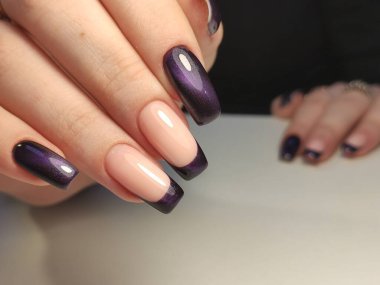 Uzun, güzel tırnaklara manikür tasarımı.