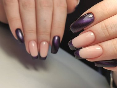 Uzun, güzel tırnaklara manikür tasarımı.