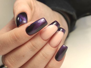 Arkaplanda güzel bir manikür, şık bir dokuda.