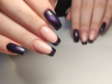 Arkaplanda güzel bir manikür, şık bir dokuda.