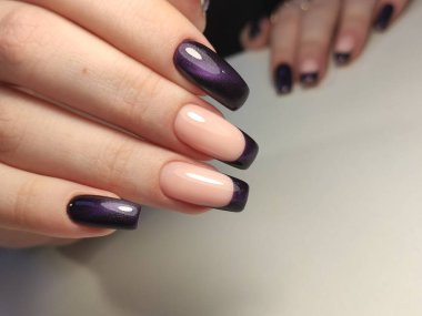 Arkaplanda güzel bir manikür, şık bir dokuda.