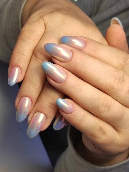 Nagellack Art Maniküre Farbige Nagellack Vorhanden Schöne Hände Stilvolle Bunte lizenzfreie Stockfotos