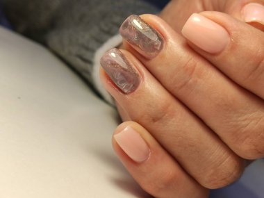 Zarif manikür ve elmas yüzüklü güzel bir kadının yakın plan fotoğrafı..