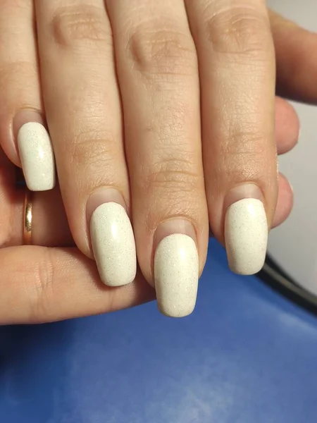 Foto Cerca Unas Hermosas Manos Femeninas Con Elegantes Anillos Manicura — Foto de Stock