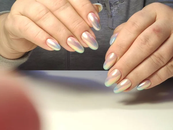 Zbliżenie Zdjęcie Piękne Kobiece Ręce Eleganckim Manicure Diamentowe Pierścienie — Zdjęcie stockowe