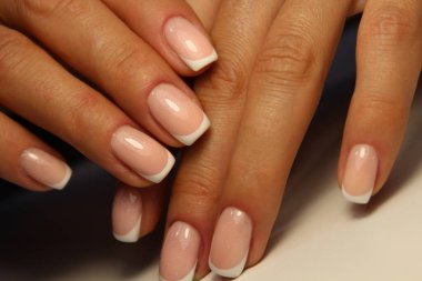 Zarif manikür ve elmas yüzüklü güzel bir kadının yakın plan fotoğrafı..