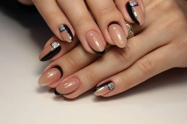 Zbliżenie Zdjęcie Piękne Kobiece Ręce Eleganckim Manicure Diamentowe Pierścienie — Zdjęcie stockowe