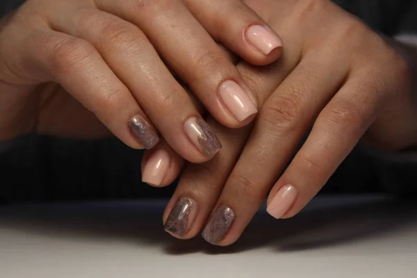 Foto Cerca Unas Hermosas Manos Femeninas Con Elegantes Anillos Manicura — Foto de Stock