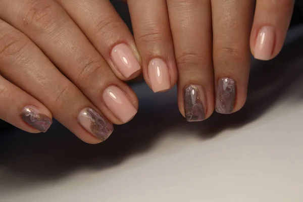 Foto Primo Piano Una Bella Mano Femminile Con Elegante Manicure — Foto Stock