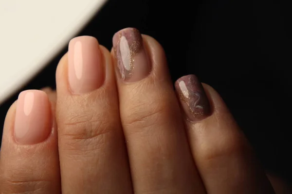 Close Foto Van Een Mooie Vrouwelijke Handen Met Elegante Manicure — Stockfoto