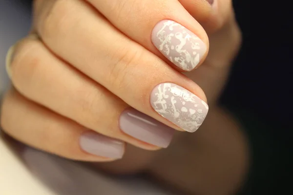 Zbliżenie Zdjęcie Piękne Kobiece Ręce Eleganckim Manicure Diamentowe Pierścienie — Zdjęcie stockowe