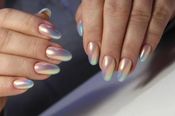 Foto Cerca Unas Hermosas Manos Femeninas Con Elegantes Anillos Manicura — Foto de Stock