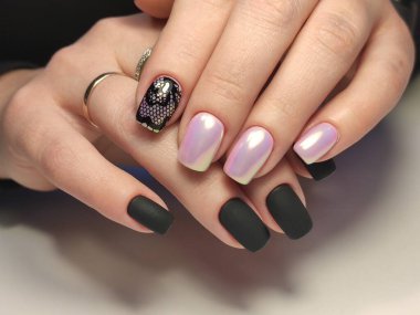 Arkaplanda güzel bir manikür, şık bir dokuda.