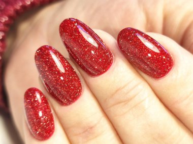 Uzun, güzel tırnaklara manikür tasarımı.