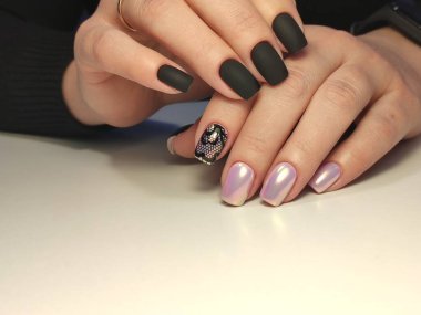 Zarif manikür ve elmas yüzüklü güzel bir kadının yakın plan fotoğrafı..