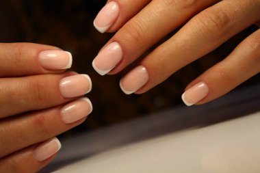 Arkaplanda güzel bir manikür, şık bir dokuda.