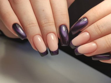 Tırnak cilası. Sanat manikürü. Renkli oje. Güzel eller. Renkli Tırnaklar