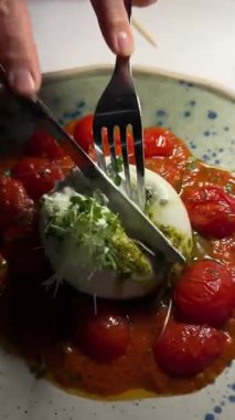 Burrata salatası kesme videosu. Yüksek kaliteli FullHD görüntüler