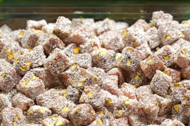              Şam fıstığı ve hindistan cevizli lezzetli Türk lokumu.                  