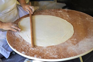    Türk kadın hamuru yuvarlıyor                               