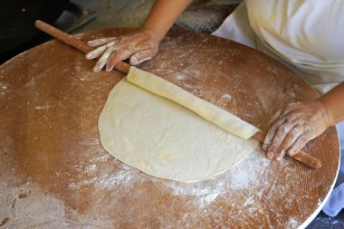    Türk kadın hamuru yuvarlıyor                               