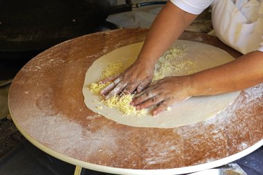Türk gözlüğü. Gözleme, çeşitli lezzetli dolgularla (peynir, patato, ıspanak vs.) doldurulmuş düz ekmeğin yer aldığı geleneksel bir Türk yemeğidir. - Evet. Demir levhada pişmiş.           