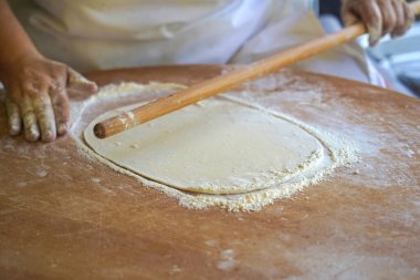 Türk kadın hamuru yuvarlıyor   