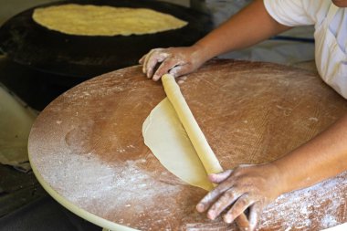            Türk kadın hamuru yuvarlıyor                     