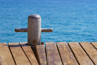               Ahşap iskele ve güzel mavi denizli demirleme bölmesi. .                  