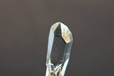                Siyah arkaplanda kuvars kristal taş                 