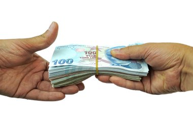  Beyaz arka planda lastik bantlı bir avuç dolusu banknot tutan adam. Para ve finansal konsept.                              