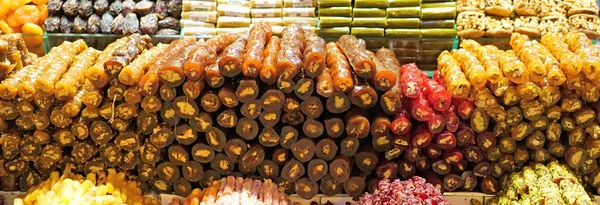 在土耳其伊斯坦布尔 土耳其甜核桃葡萄干香肠堆放在市场摊位上 — 图库照片