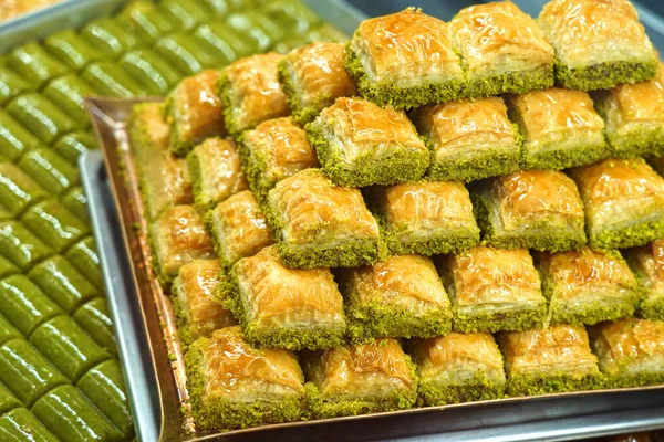 Traditionelle Köstliche Türkische Baklava Mit Pistazienkernen — Stockfoto