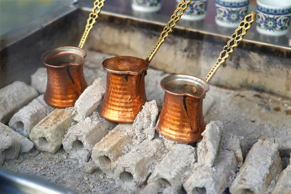 Traditionele Turkse Koffie Met Koperen Pot Houtskoolvuur — Stockfoto