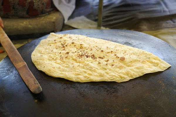 土耳其Gozleme Gozleme是一种传统的土耳其菜 其特点是用一系列美味的填充物 意大利面 菠菜等 填充扁平的面包 是的用铁皮烤的 — 图库照片