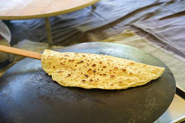 土耳其Gozleme Gozleme是一种传统的土耳其菜 其特点是用一系列美味的填充物 意大利面 菠菜等 填充扁平的面包 是的用铁皮烤的 — 图库照片