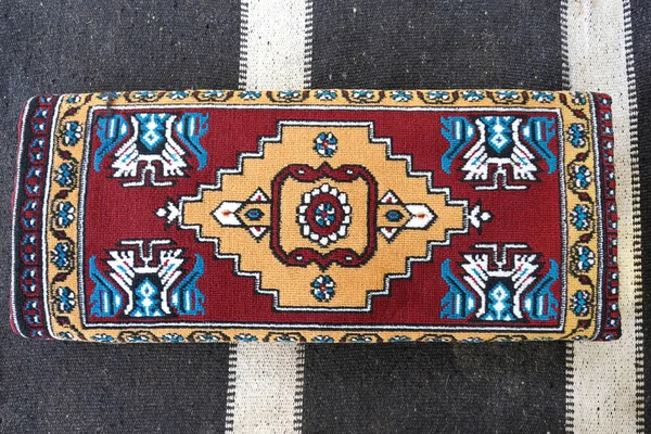 Almohada Mimbre Tradicional Turca Hecha Mano Sobre Pelo Cabra Kilim — Foto de Stock