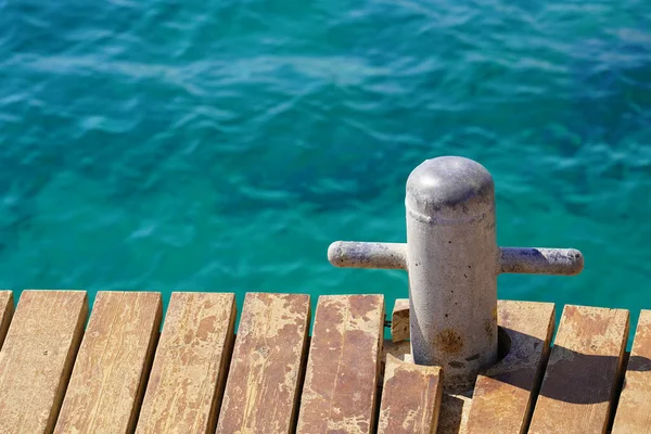 Drewniane Molo Cumowanie Bollard Pięknym Błękitnym Morzem — Zdjęcie stockowe