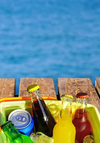 木製のビーチ桟橋と青い海の冷たいソーダ飲料 夏休みのコンセプトイメージ — ストック写真