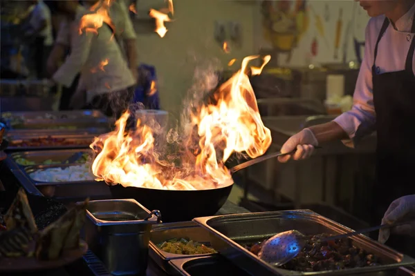 厨师做饭 在餐馆厨房里燃起熊熊烈火 — 图库照片