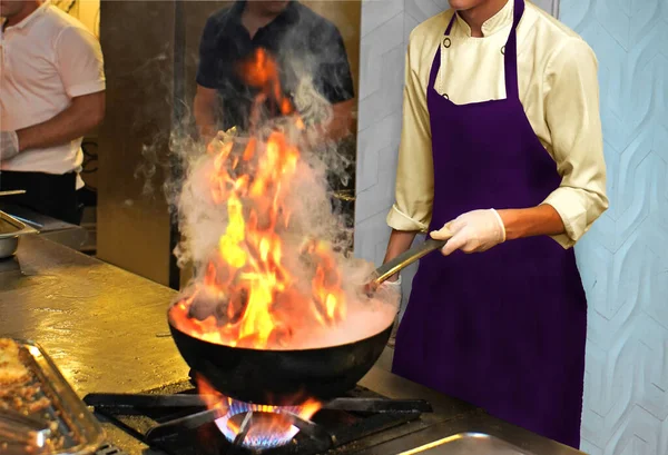 厨师做饭 在餐馆厨房里燃起熊熊烈火 — 图库照片