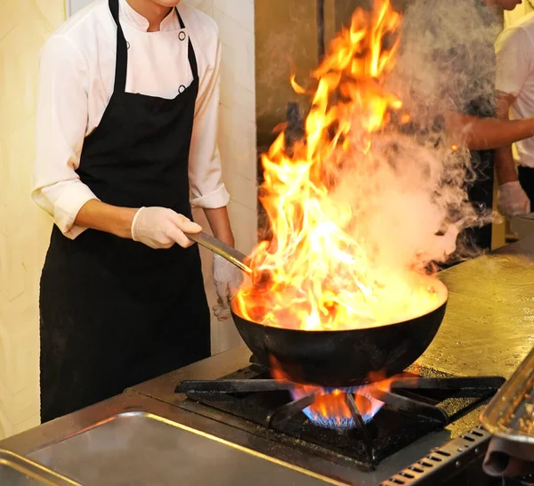 厨师做饭 在餐馆厨房里燃起熊熊烈火 — 图库照片