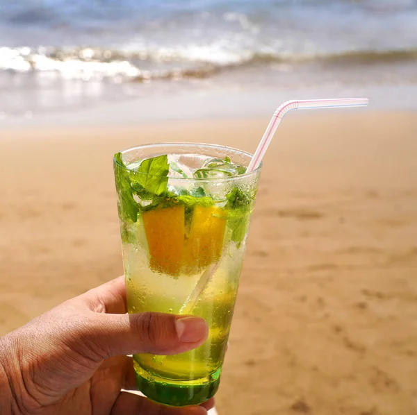 Bebida Fría Mojito Arena Playa Imagen Concepto Vacaciones Verano —  Fotos de Stock