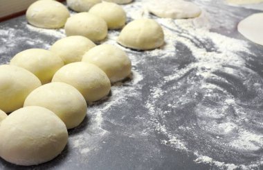 Hamur topları ve un. 
