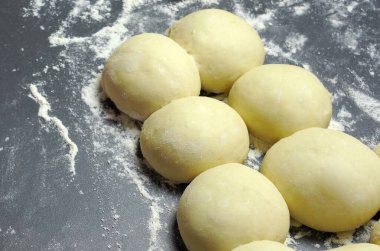 Hamur topları ve un. 