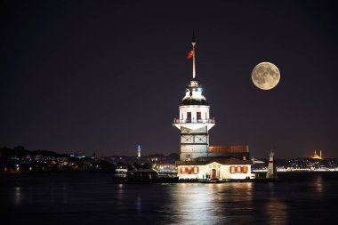         İstanbul 'da güzel şehir gecesi ve dolunayı olan Kiz Kulesi ya da Maiden' s Tower. Eski tarihi kule - Türkiye 'de                       